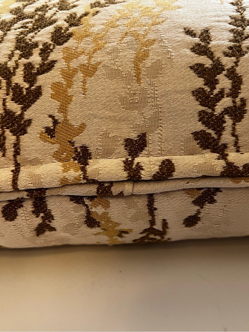 BASSETT FURN CUSTOM MADE 2 LUMBAR PILLOWS CREAM BACKGROUND W/BROWN
& GOLD TONE - Picture 2 of 6